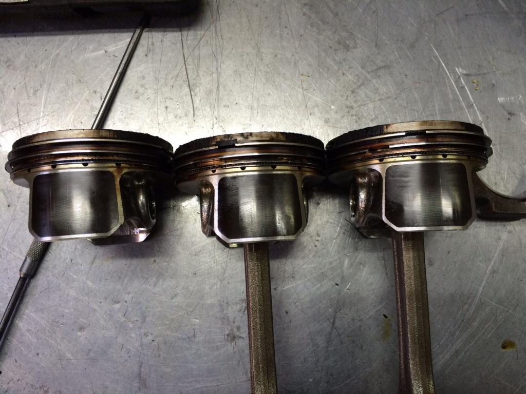 Как стучит поршень. Как стучит поршень. Перепрессовка поршней солярис. Износ поршней пежо 206. Стучит палец в поршне.