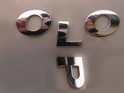 Оторвалась буква "P", из надписи "Polo" на заднем шильдике.