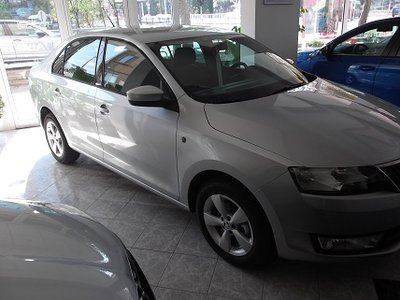 VW Polo Sedan vs Skoda Rapid