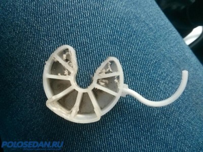 Нашел внутри капота пластиковую деталь. Помогите определить 