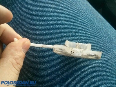 Нашел внутри капота пластиковую деталь. Помогите определить 