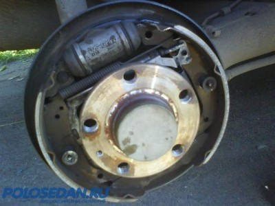 Задние тормозные колодки и барабаны (диски) для VW Polo.