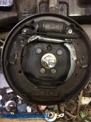 Задние тормозные колодки и барабаны (диски) для VW Polo.